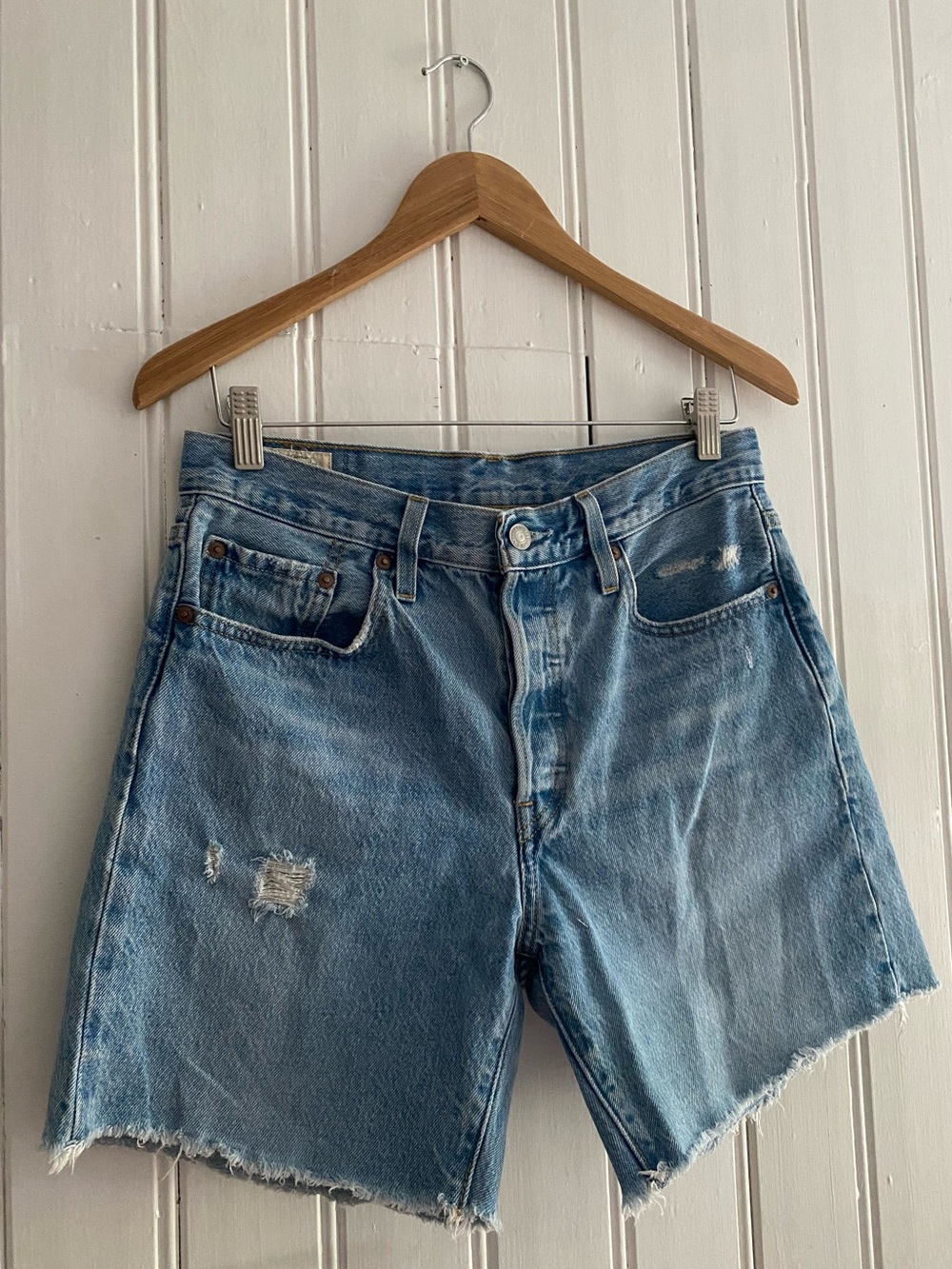 LEVI’S 501 long 6” inseam denim distressed shorts size 28